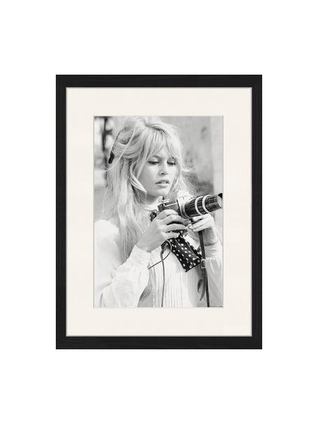 Impression numérique encadrée Brigitte With Her Camera, Noir, blanc, larg. 33 x haut. 43cm
