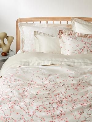 Baumwollsatin-Bettdeckenbezug Sakura mit Blumen-Print in Beige