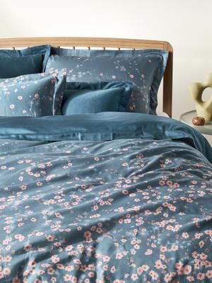 Baumwollsatin-Bettdeckenbezug Sakura mit Blumen-Print in Marineblau