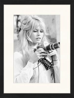 Impresión digital enmarcada Brigitte With Her Camera