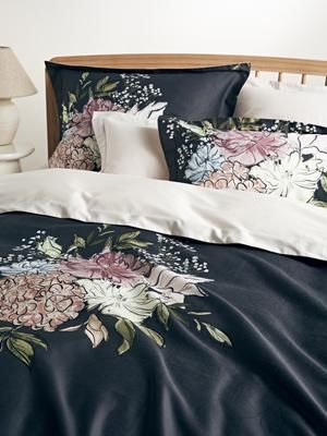 Baumwoll-Bettdeckenbezug Margot mit Blumen-Print in Dunkelblau
