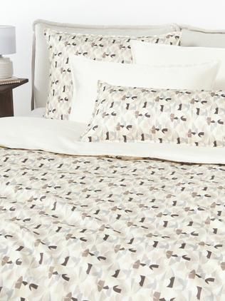 Come rifare il letto in modo impeccabile: trucchi e consigli